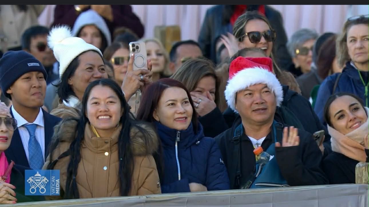 Cha Tri Phạm dâng tặng tượng Thánh Giuse cho Đức Thánh Cha